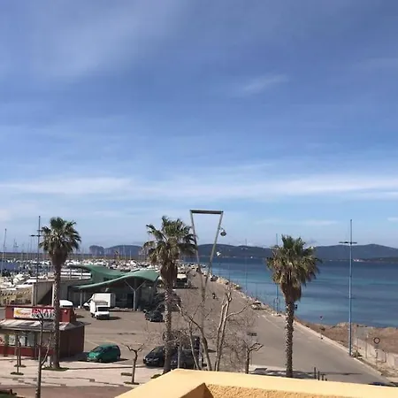 Seduti Di Fronte Al Mare