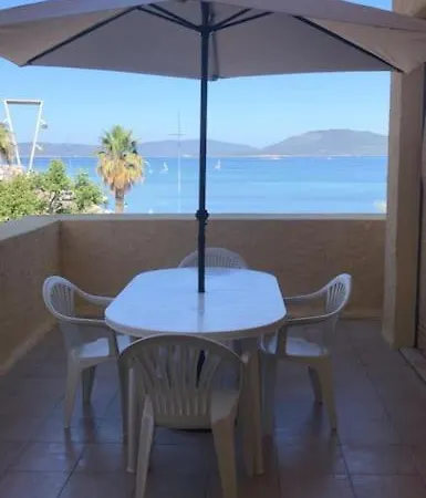 Seduti Di Fronte Al Mare